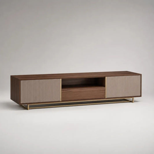 Mobile TV rettangolare in legno con 2 ante scanalate, cassetto, vano aperto e base in acciaio, Marrone noce/Beige/Ottone, 180 x 40 x 55 cm