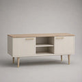 Mobile porta TV rettangolare in MDF e truciolare con 2 ante scanalate e 2 vani aperti, bianco, rovere chiaro e ottone, 140 x 40 x 70 cm