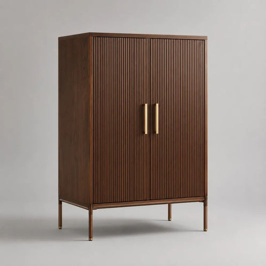 Credenza alta rettangolare a 2 ante in legno con frontali scanalati e gambe in acciaio, marrone noce e ottone, 100 x 45 x 140 cm